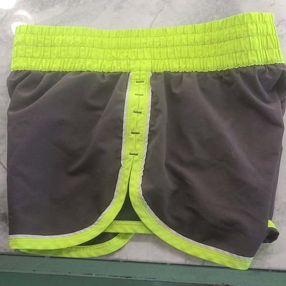SUPER cute under armour running shorts - Picture 3 of 3